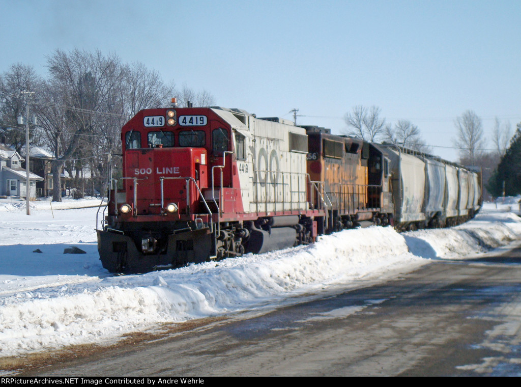 SOO 4419 pulling over the hilly, curvy track